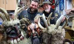 Hans Brugger und sein Sohn Hannes haben knapp 60 traditionelle Masken bei sich zu Hause. Heuer ...