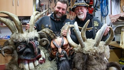 Hans Brugger und sein Sohn Hannes haben knapp 60 traditionelle Masken bei sich zu Hause. Heuer ...