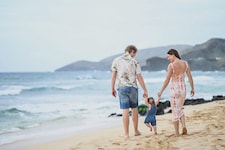 Die junge Familie am Strand in Hawaii.