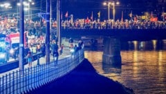 Auf der Staatsbrücke trafen beide Demozüge aufeinander und gingen gemeinsam weiter.