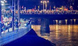 Auf der Staatsbrücke trafen beide Demozüge aufeinander und gingen gemeinsam weiter.