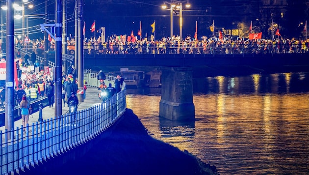 Auf der Staatsbrücke trafen beide Demozüge aufeinander und gingen gemeinsam weiter.