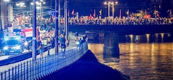 Auf der Staatsbrücke trafen beide Demozüge aufeinander und gingen gemeinsam weiter.