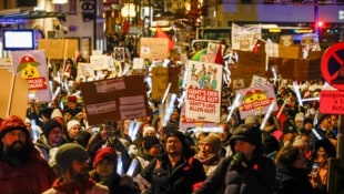 Mehrere tausend Menschen demonstrierten am Dienstagabend gegen die jetzt beschlossenen ...