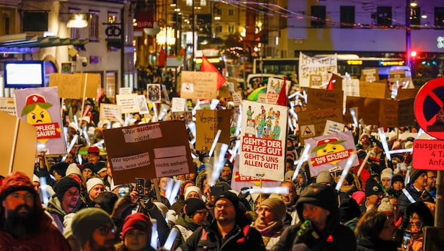 Mehrere tausend Menschen demonstrierten am Dienstagabend gegen die jetzt beschlossenen ...