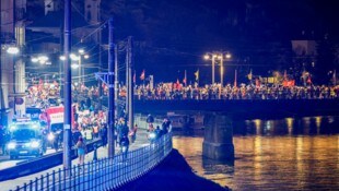 Tausende Demonstranten gingen am Dienstag gegen die geplanten Einsparungen in Salzburg auf die ...