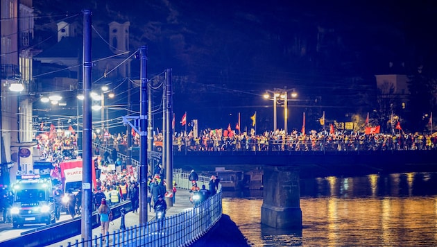 Tausende Demonstranten gingen am Dienstag gegen die geplanten Einsparungen in Salzburg auf die ...