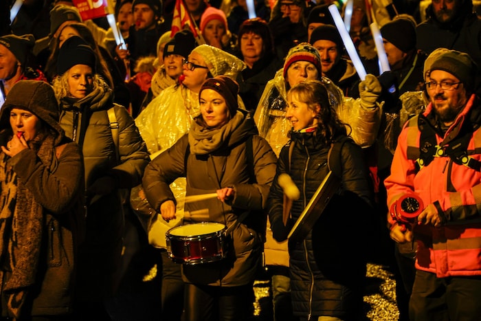 Trommeln, Plakate, Musik und laute Rufe: Die Demo war nicht zu übersehen.