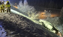 Die Feuerwehr musste das Auto vor weiterem Abrutschen sichern.