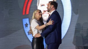 Erika Kirk und Vizepräsident JD Vance