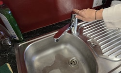Mit dem Wassertrick erbeutete ein Unbekannter in Spittal Hunderte Euro. Die Polizei sucht einen ...