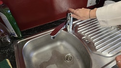 Mit dem Wassertrick erbeutete ein Unbekannter in Spittal Hunderte Euro. Die Polizei sucht einen ...