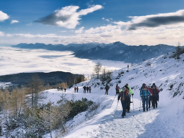 Adventwanderer am Weg auf den Dobratsch.
