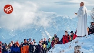 Wanderer bei der Andacht am Lussari.