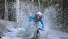 Viele E-Bikerinnen und E-Biker sind mit Helm unterwegs – so auch „Krone“-Kollegin Elisa, die ...