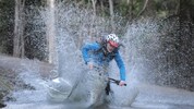 Viele E-Bikerinnen und E-Biker sind mit Helm unterwegs – so auch „Krone“-Kollegin Elisa, die ...