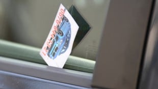 Kaufangebote auf solchen Kärtchen, die häufig in Seitenfenstern hinterlassen werden, sind mit ...