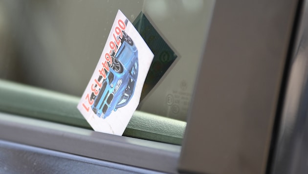 Kaufangebote auf solchen Kärtchen, die häufig in Seitenfenstern hinterlassen werden, sind mit ...