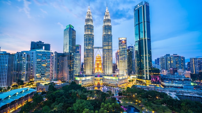 Die Petronas Towers sind das Wahrzeichen von Kuala Lumpur.