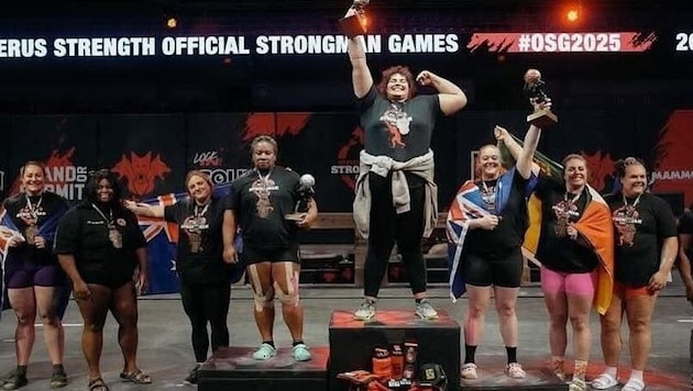 Jammie Booker (mit umgebundenen Pullover) durfte sich nur kurz über ihren Erfolg freuen. Den ...