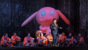 Auch optisch eine Farbexplosion: Die neue „Aschenbrödel“- Operette an der Volksoper kann mit ...