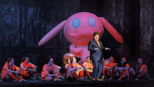 Auch optisch eine Farbexplosion: Die neue „Aschenbrödel“- Operette an der Volksoper kann mit ...