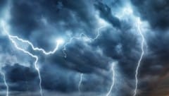 Ein Unwetter mit Blitzschlägen hat für eine Absage des Abschlusstrainings der Spanier gesorgt ...