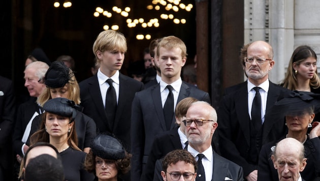 Leopold (links) und Albert Windsor (Mitte) auf der Beerdigung ihrer Großmutter, der Duchess of ...