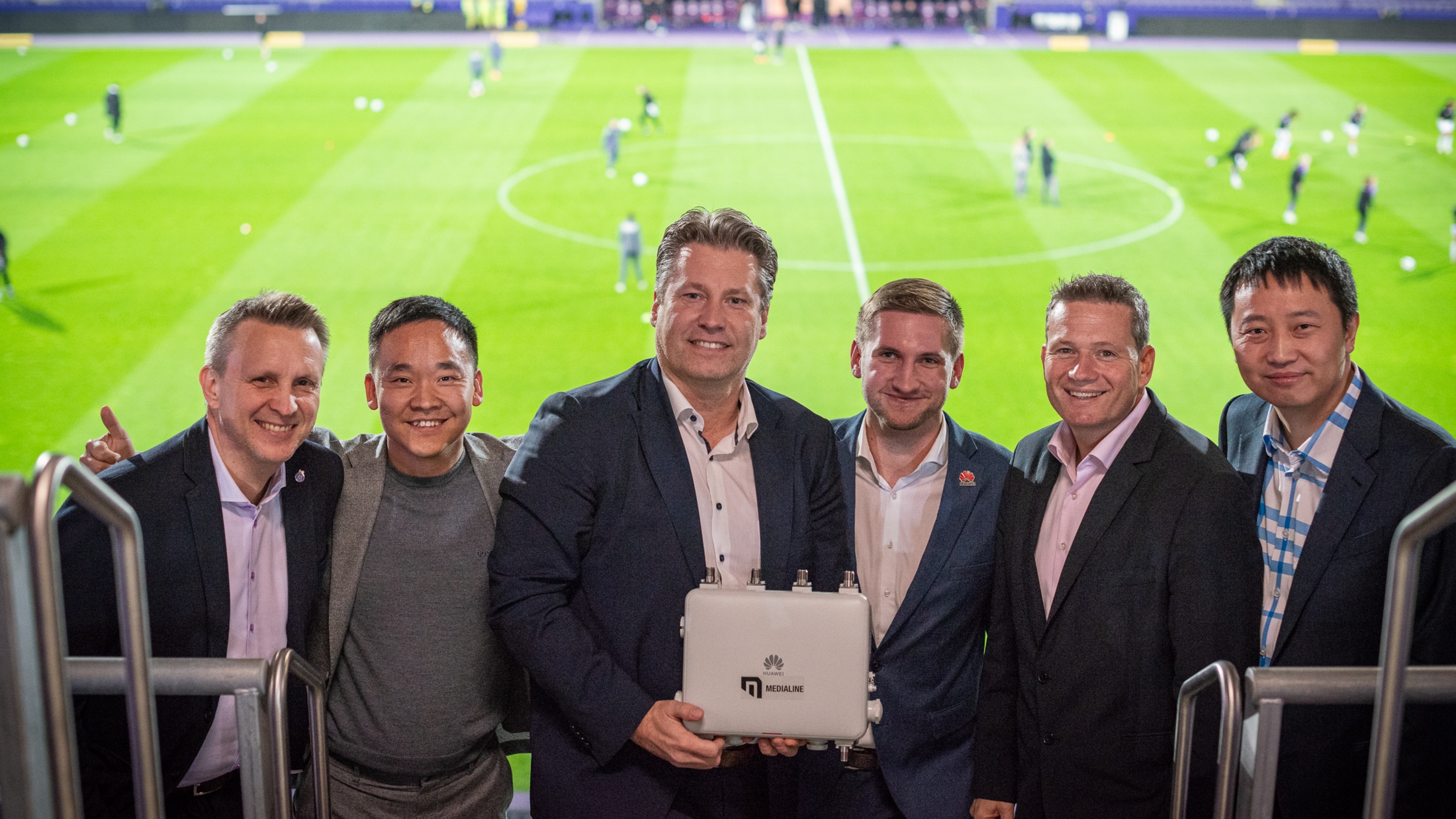 Dobretsberger, Hongjie, Zagiczek, Nowak, Löschnigg und Qi mit einem AirEngine Access Point.