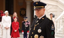Kopfhaut in Behandlung: Doch Albert II. bleibt unbeirrt bei seinem normalen Tagesprogramm.