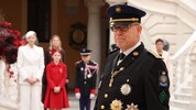 Albert II. von Monaco inspiziert eine Ehrenwache während einer Zeremonie zum „Nationalfeiertag ...