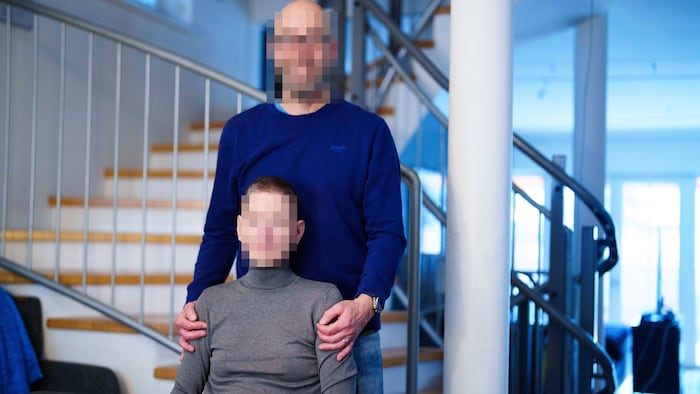 Ihr Mann, ein angesehener Arzt, pflegt seine Frau nun zu Hause selbst.