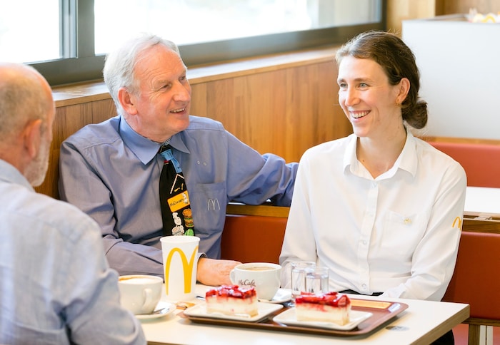 Vater und Tochter im Gespräch mit Autor Robert Schneider – natürlich im hauseigenen Café.