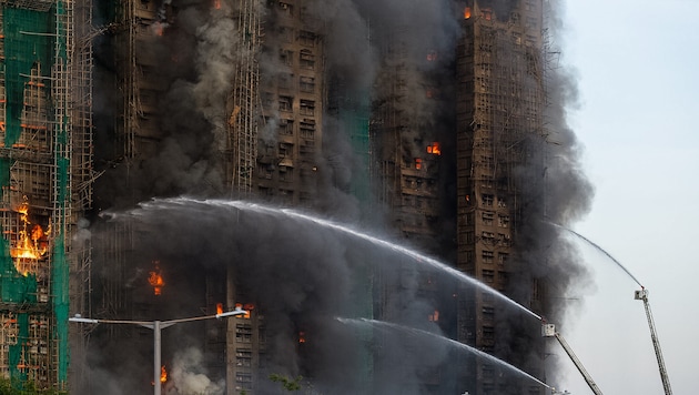 In einem Wohnkomplex mit mehr als 1900 Wohnungen ist ein Feuer ausgebrochen.