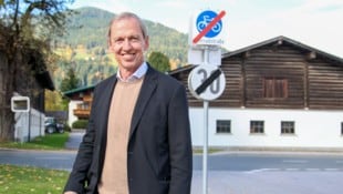 Stolz ist Flachaus Bürgermeister Thomas Oberreiter auf die neue Fahrradstraße im Ortsteil ...