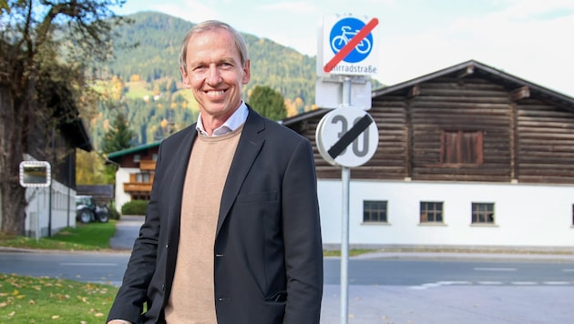 Stolz ist Flachaus Bürgermeister Thomas Oberreiter auf die neue Fahrradstraße im Ortsteil ...