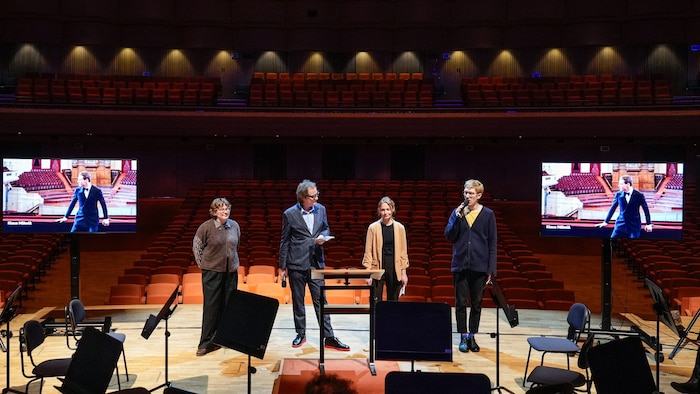 Norbert Trawöger(Mitte) und sein Team bei der Abo-Präsentation im Brucknerhaus