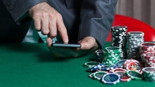 Achtung, wie und wo Sie im Casino mit dem Handy hantieren! 