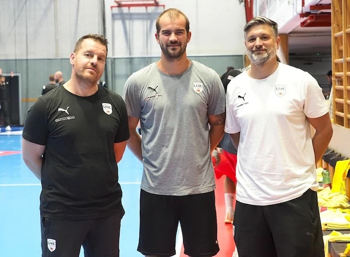 Co Feichtinger (Mi.) und Tormanncoach Filzwieser (re.) müssen ohne Chef Thaqi auskommen.