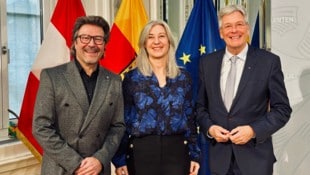 Mirjam Polzer-Srienz übernimmt die Leitung des Volksgruppenbüros von Peter Karpf (li.), dem ...