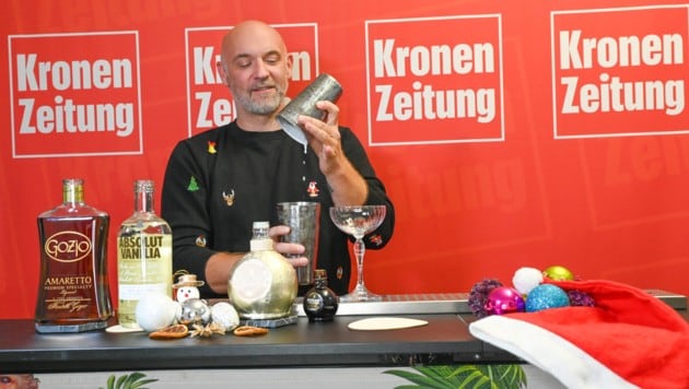 Daniel Schellander zeigt seine festliche Cocktailkunst.