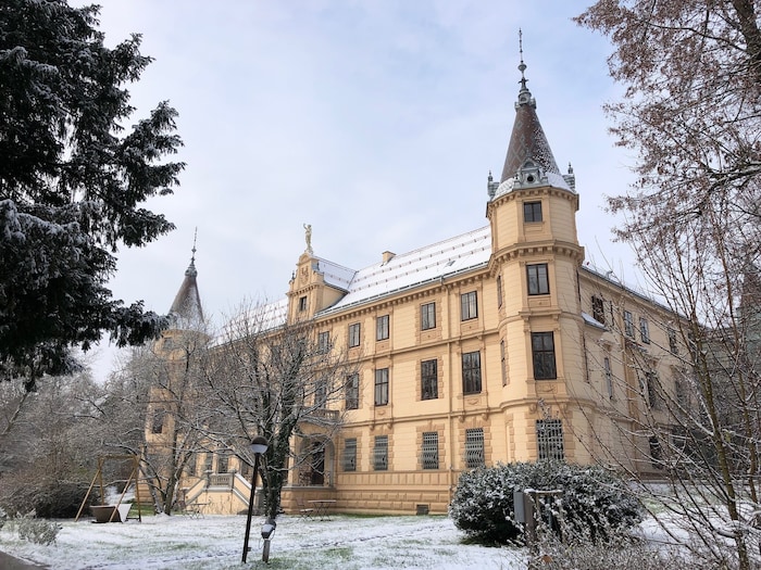 In ein einzigartiges Ambiente lässt der Adventmarkt im Schloss Puchheim eintauchen. Musikalisch ...