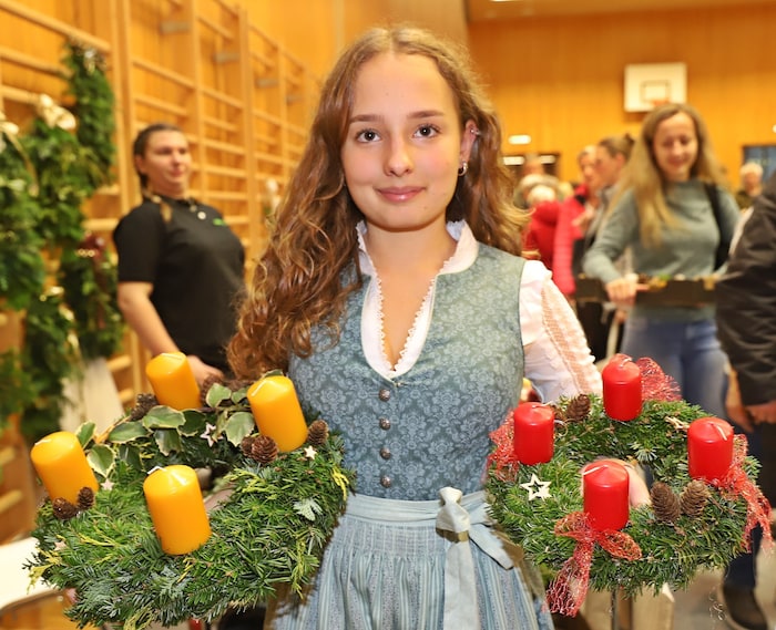 Schüler des Agrarbildungszentrums Salzkammergut in Altmünster bieten ihre Produkte zum Verkauf ...
