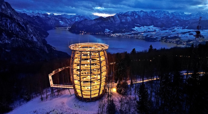 Ab November verwandelt sich der Baumwipfelpfad am Grünberg in Gmunden zu einer strahlenden ...