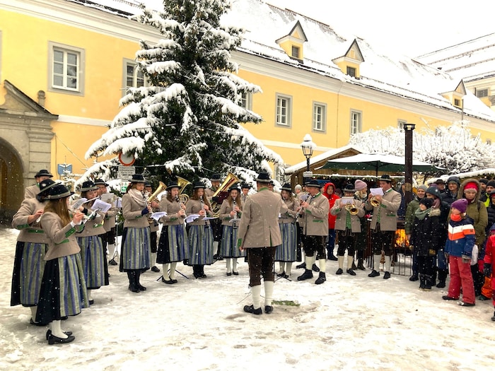 Mehr als 45 Kunsthandwerker wie Glasmaler, Töpfer, Drechsler uvm. verkaufen ihre Werke beim 49. ...