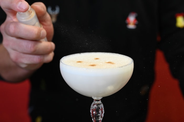 Für die perfekte Abrundung kann Goldglitterspray verwendet werden.