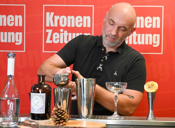 Schellander mixt seine Cocktails in der Skybar Marie in Klagenfurt.