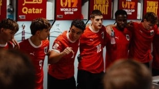 ÖFB-Kapitän Jakob Pokorny (2. v. li.) stimmt sein Team vor dem WM-Finale ein.