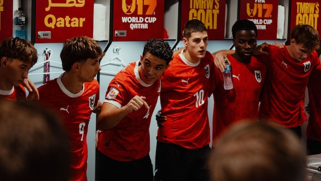 ÖFB-Kapitän Jakob Pokorny (2. v. li.) stimmt sein Team vor dem WM-Finale ein.