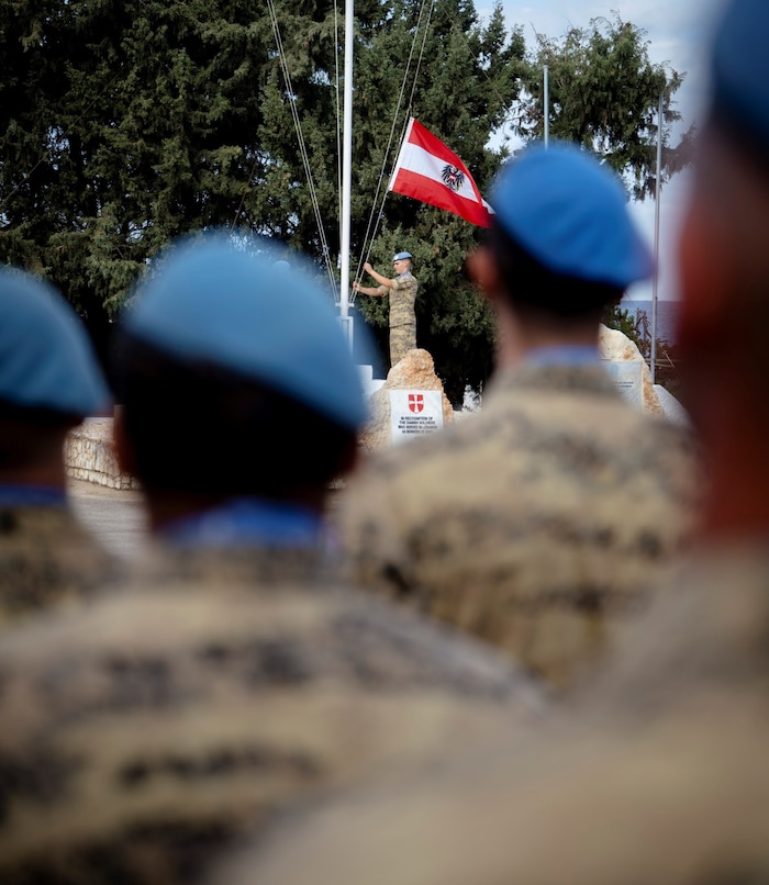 Die Österreicher sind hier für die Bustransporte der Truppen, die Logistik und den Brandschutz ...